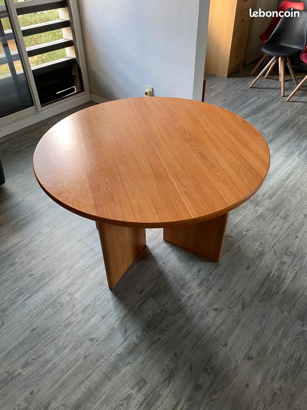Table ronde en bois (image 1)