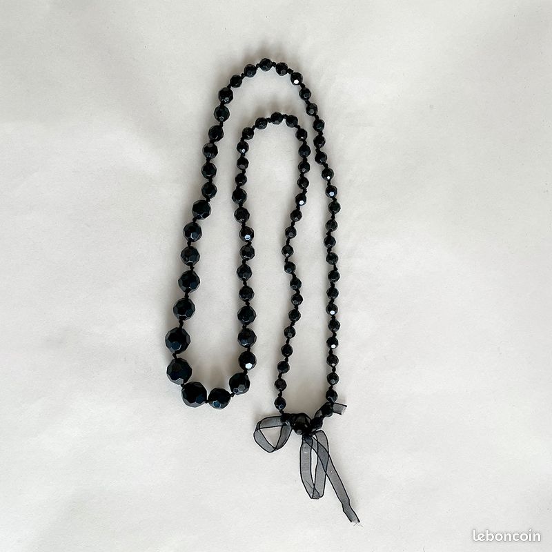 collier chanel sautoir perles noires et blanches logo