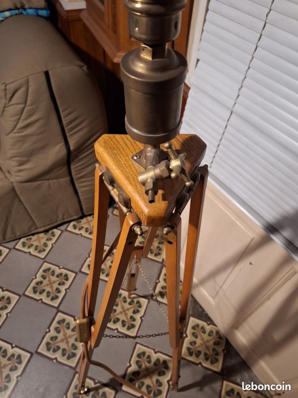 Lampe artisanale style industrielle sur trépied en bois et support laiton (image 3)