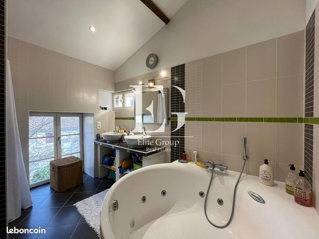 Gîte 7 pièces 227 m² - Gensac-la-Pallue 16130 (image principale 13)