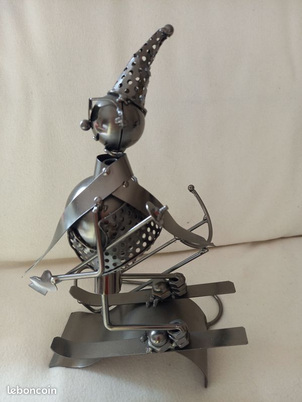 Porte-bouteille Mural Métal Skieur – OUT OF THE BLUE – Déco Chalet Gris