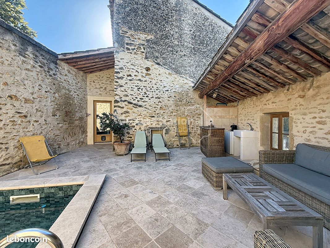 Maison 9 pièces 255 m² · à Sainte-Cécile-les-Vignes · 255 m² · 485 000 €