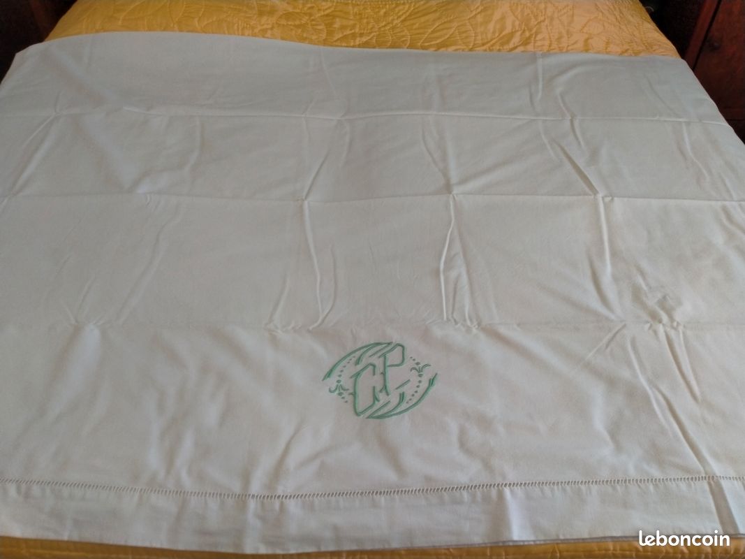 Drap ancien brodé vert CP (image 1)