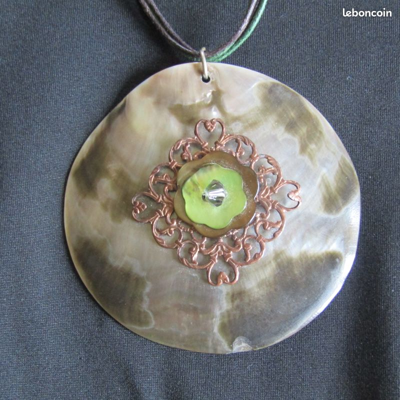 Collier pendentif en nacre (image 1)