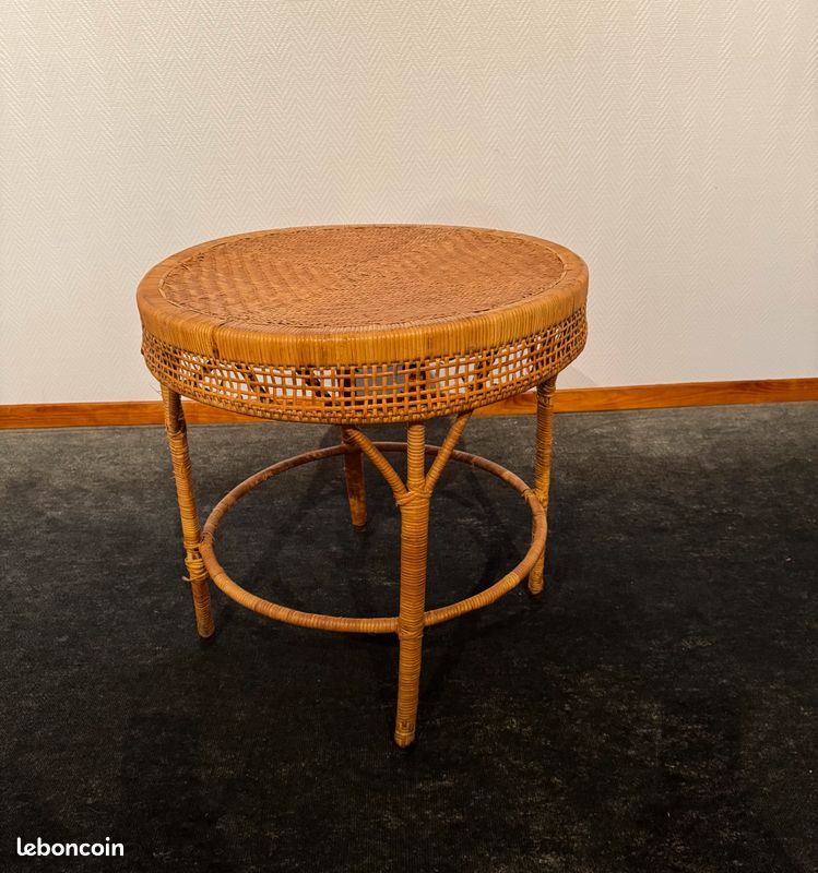 Petite table ronde en rotin (image 1)
