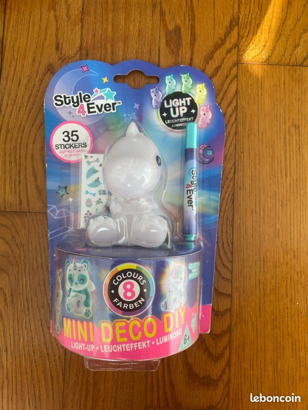 Canal Toys Style 4 Ever – Figurine Dinosaure Phosphorescent à Décorer – Tirelire Avec Autocollants Et Marqueur – Vert – Dès 6 Ans