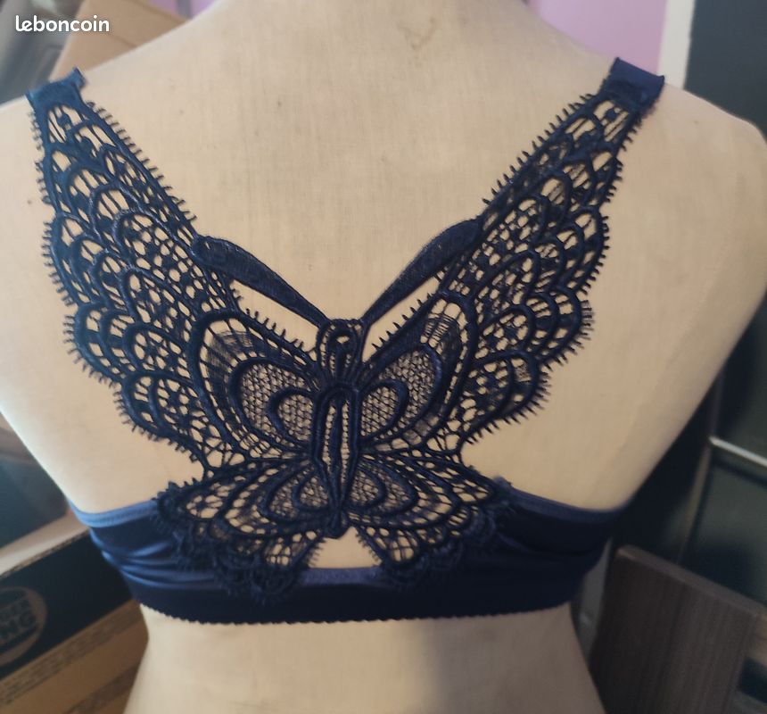 Soutien-gorge bleu dentelle dorsale en forme de papillon. Taille 100C (image 9)