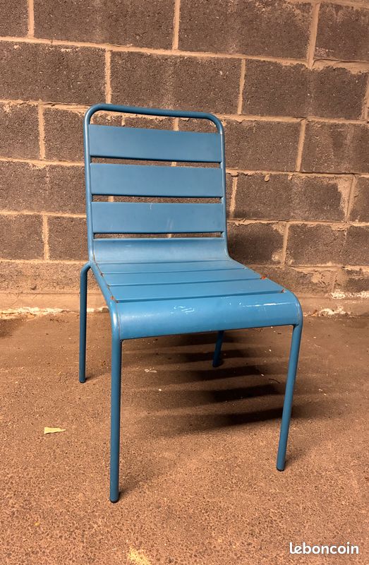 Chaise bleue (image 1)