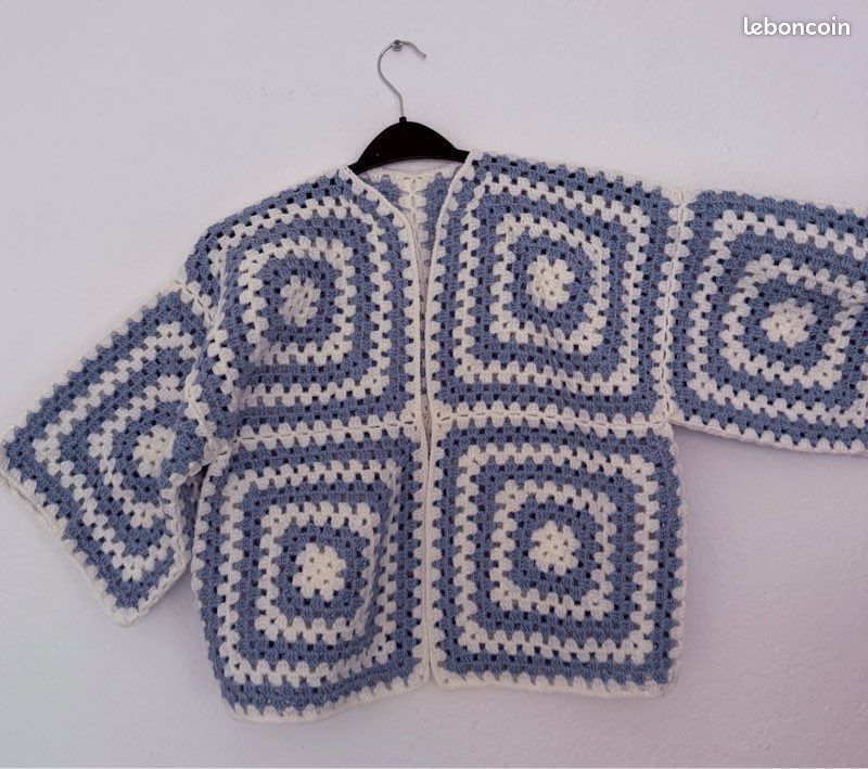 Gilet fait main au crochet – Motifs Granny Square Vêtements
