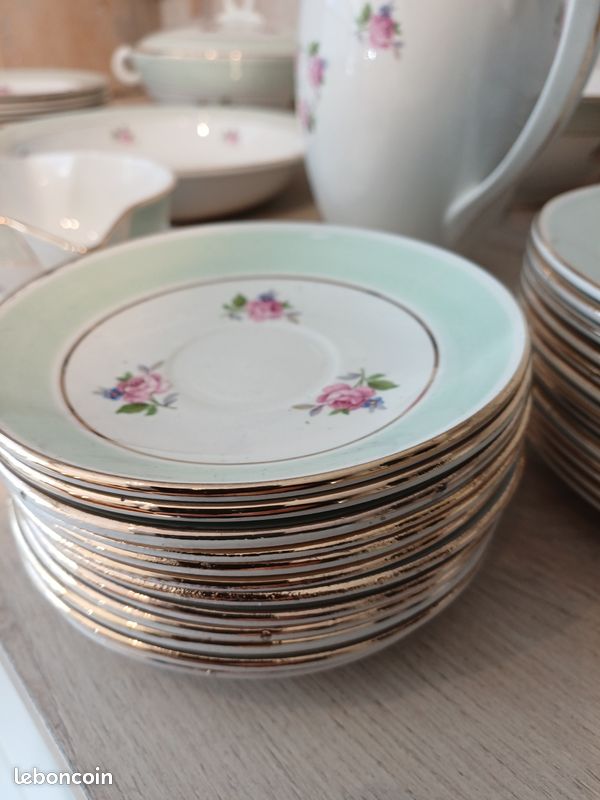Service De Table En Porcelaine Opaque - Motif Floral - Tasses, Assiettes