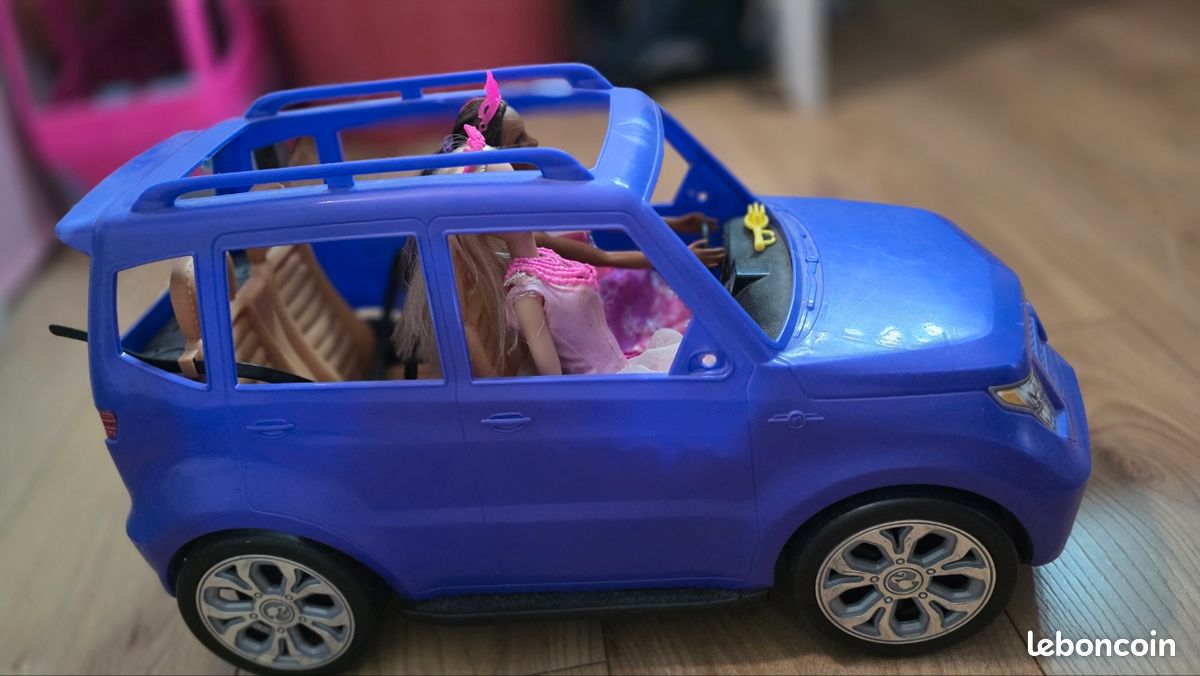 Lot 2 barbies + voiture 4 places
Avec vetemenrs et accomme indiqués sur les photos (image 2)