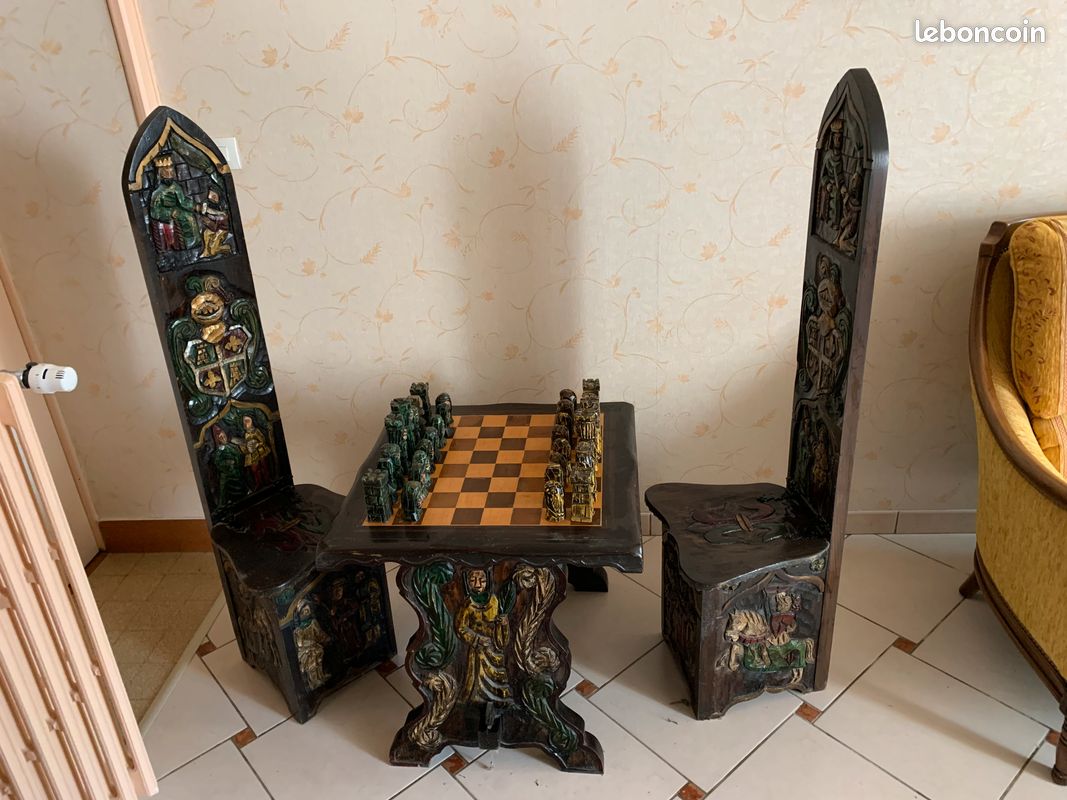 Table d'échec médiéval en bois sculpté (image 3)
