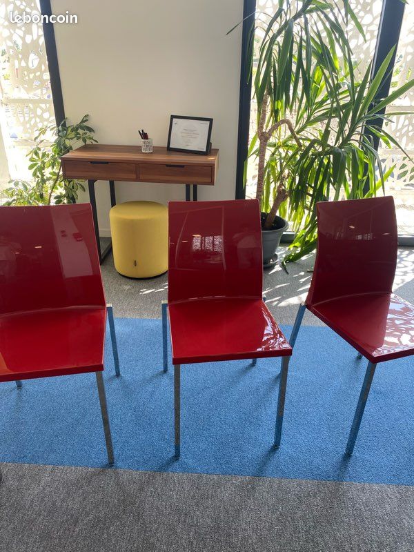 Chaise rouge (image 1)