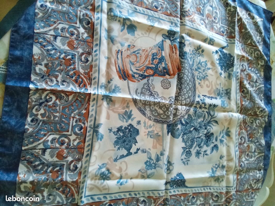 Grand foulard bleu (image 1)