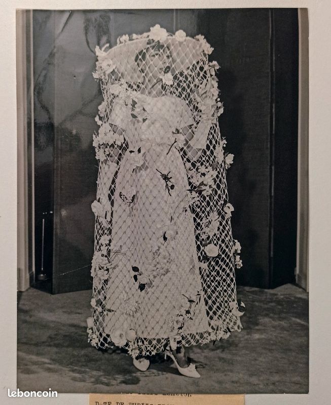 Photo argentique Associates press Photo Paris Une robe de mariée