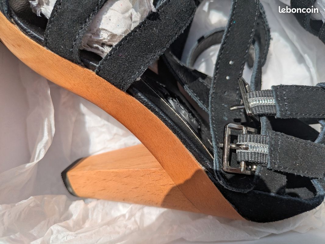 Chaussures à brides noires, marque renommée (image 11)