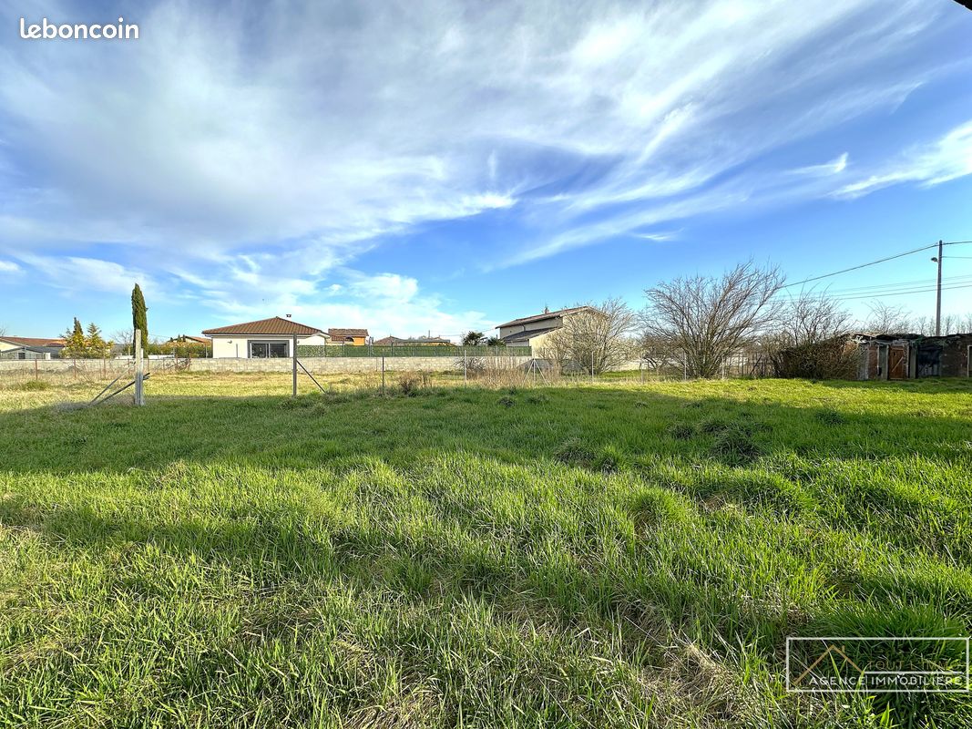 Terrain 1 pièce 780 m² · à Saint-Prim · 780 m² · 163 000 €