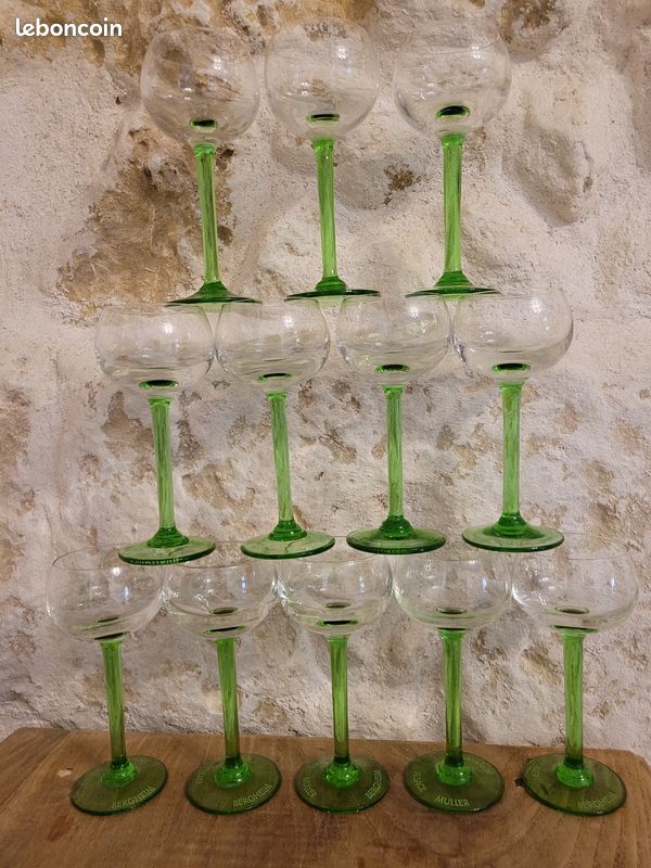 Lot De 12 Boutons Vintage Vert à Pied Veiné - 1,5 Cm, Référence 4989, Occasion France