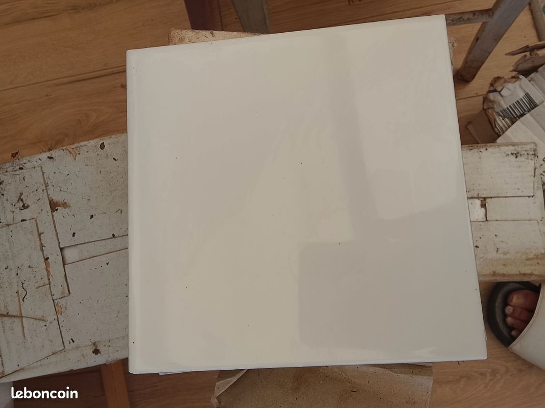 Vente carrelage carreaux 20X20 3 mètres carrés et carreaux de 15X15 6 mètres carrés le tout pour 30 euros (image 1)