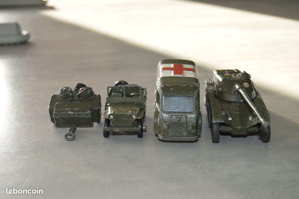 Lot Dinky Toys Militaires – 6 Engins, 4 Rampes, 16 Pneus – Métal – Occasion