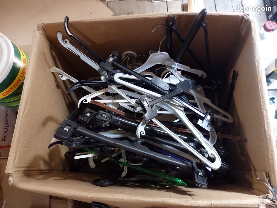 Cintres en vrac (2 euros le lot de 10) (image 1)