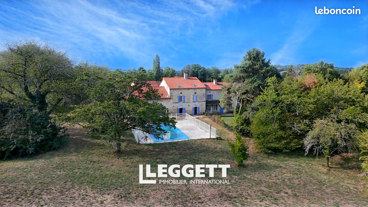 Maison 19 pièces 556 m² · à Bourdeilles · 556 m² · 477 000 €