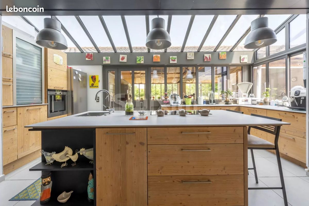 Maison 12 pièces 296 m² · à Charentay · 296 m² · 730 000 €