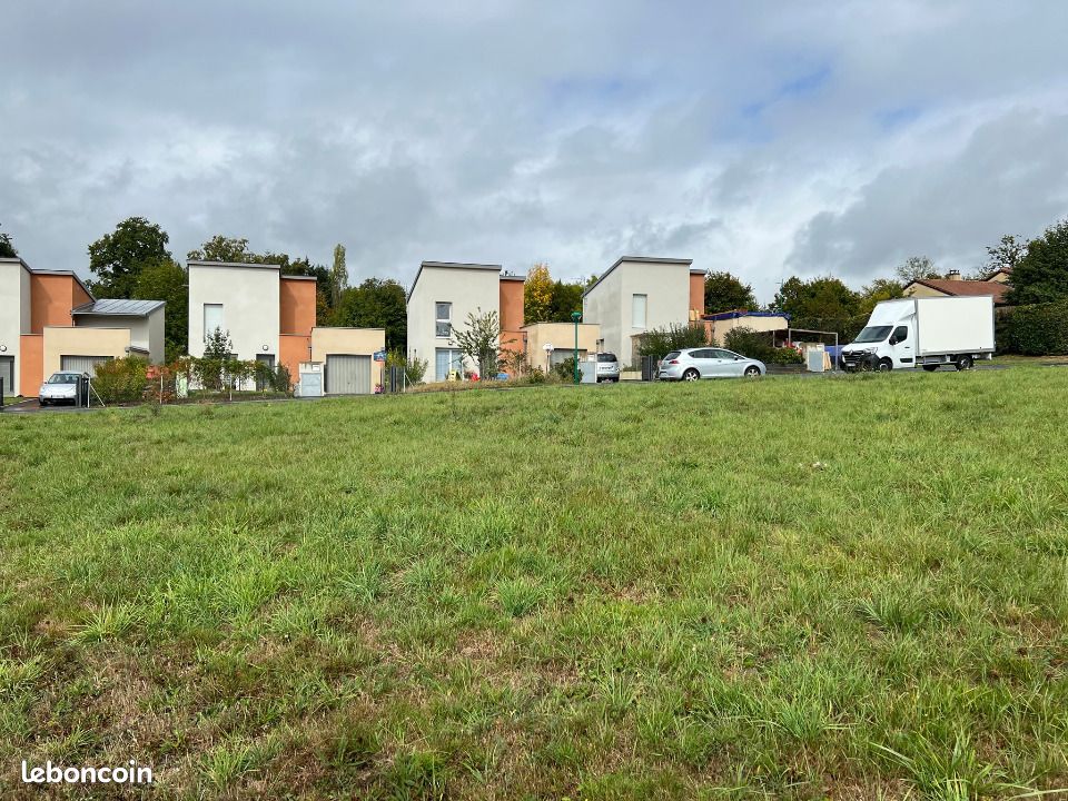 Terrain 627 m² Naucelles · 43 800 €