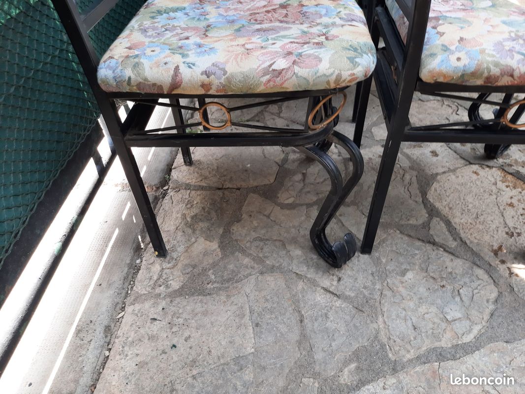 Table et chaises en fer forgé (image 4)