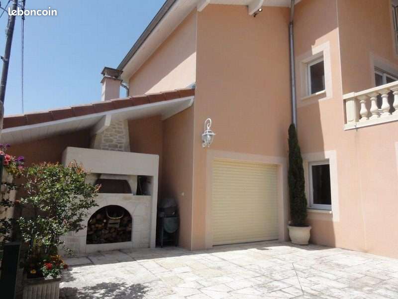 Maison 8 pièces 280 m² · à Charnècles · 280 m² · 417 000 €