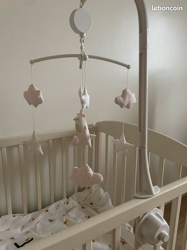 Mobil musical rose et blanc (image 1)