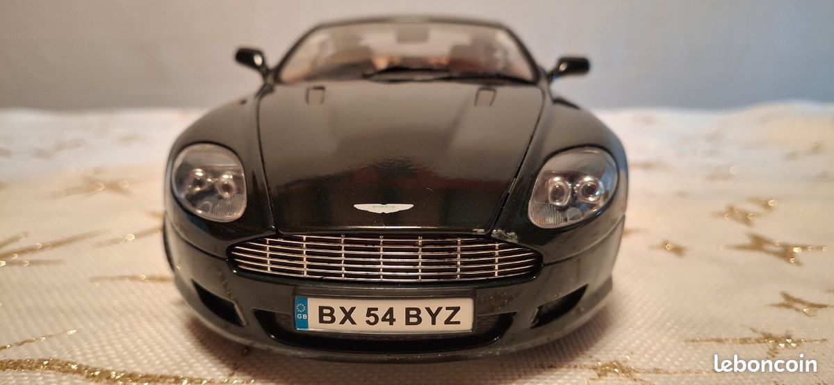 Aston Martin DB9 2004 Aston Martin Lagonda Solido échelle 1/18 
