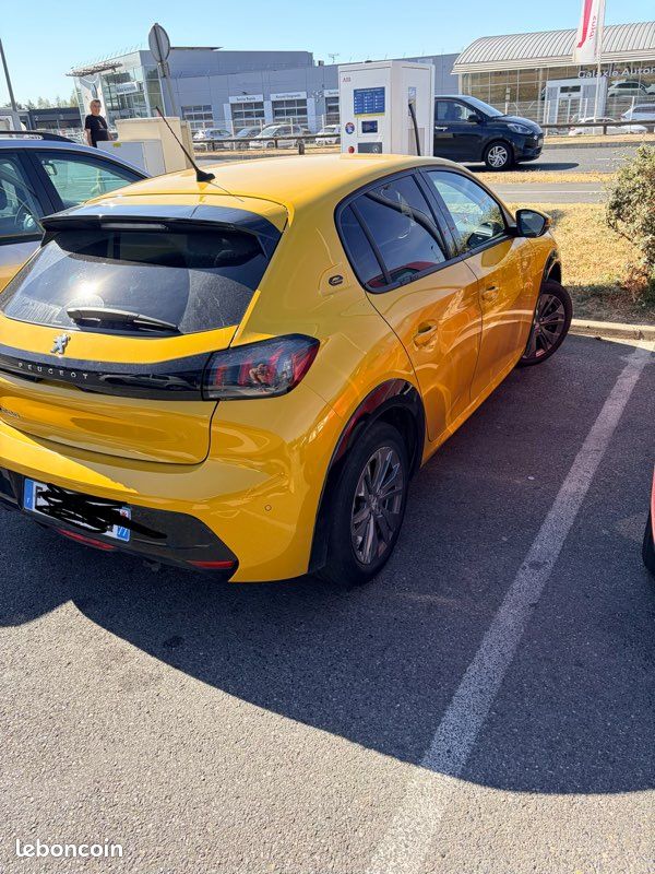 Peugeot e208 (image 2)