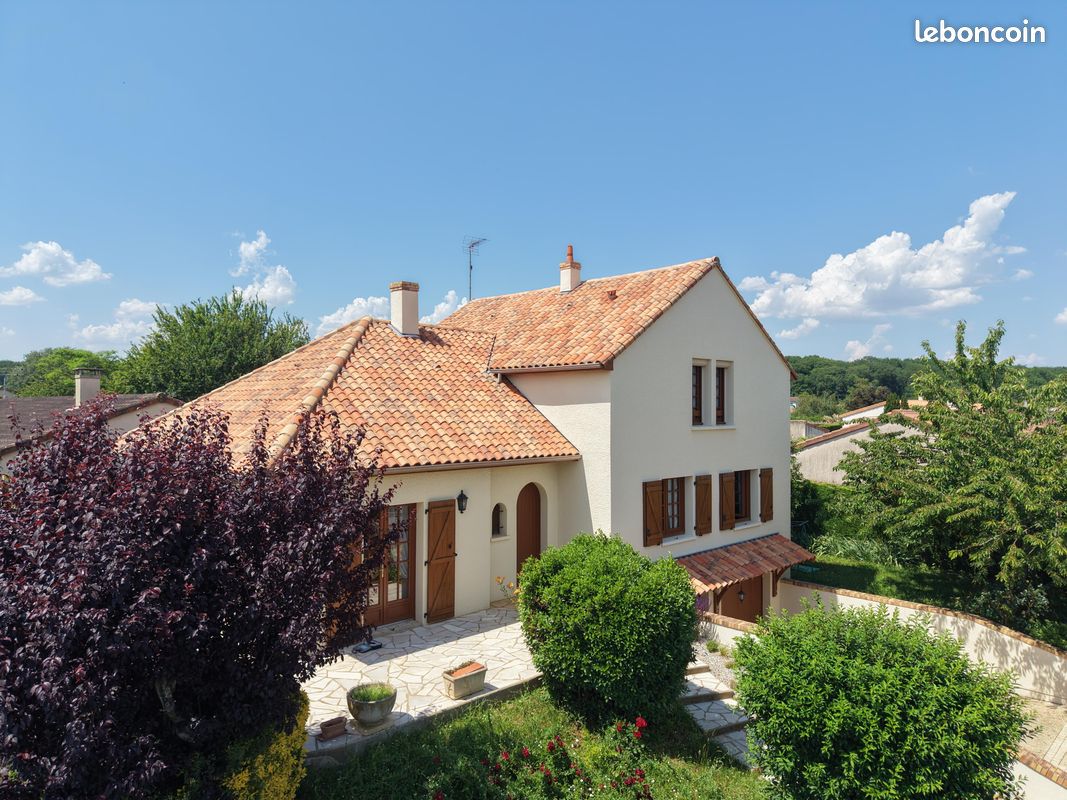 Maison 6 pièces 143 m² · à Ligugé · 143 m² · 225 000 €