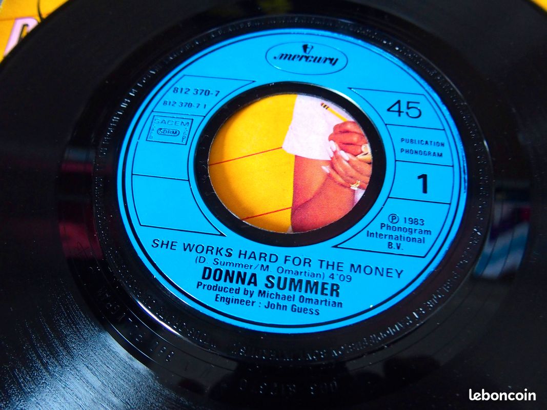 DONNA SUMMER She Works Hard - 45 tours 1983 (image 3)