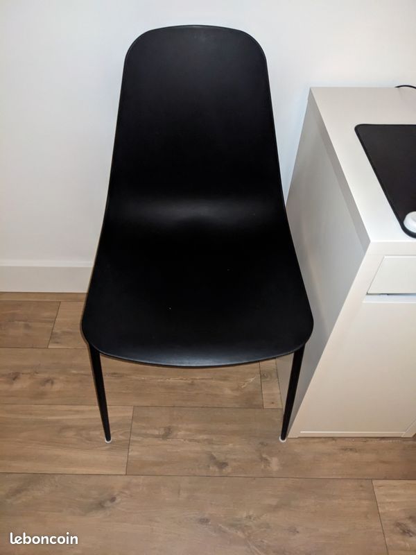 Chaise noire neuve (image 1)