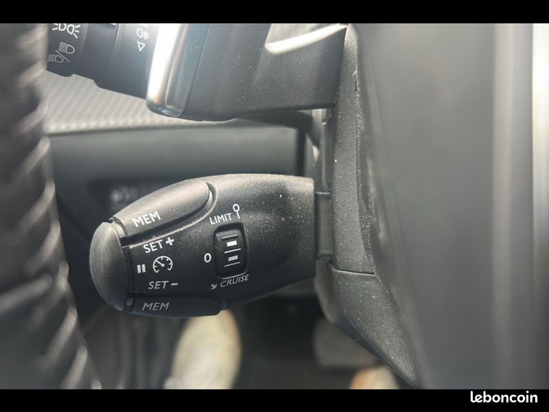 Peugeot 2008 Hybrid 136 e-DCS6 Style (image 15)