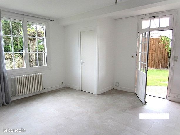 MAISON lumineuse, située dans un environnement calme et verdoyant. Proche des commerces, écoles et services...