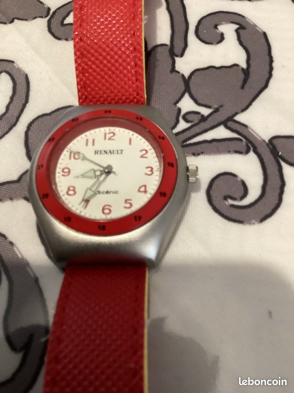 Montre collector Renault x4. Commneuve dans sa boîte d origine la pile est à changer (image 1)