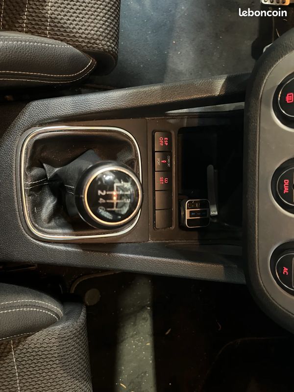 VOLKSWAGEN Scirocco 1.4 TSI 160ch Sportline - 2009 - DYNAUDIO - Projecteur Bi-Xenon (image 13)