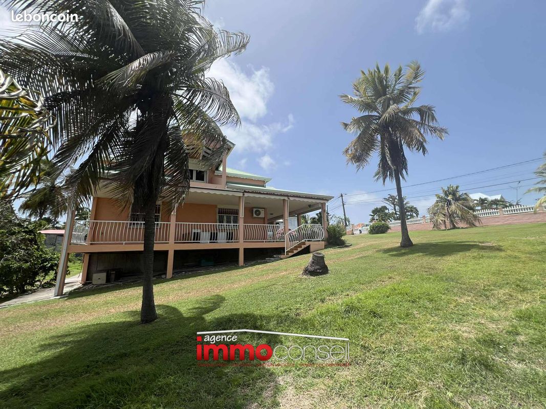 Maison 5 pièces 200 m² · à Saint-François · 200 m² · 330 000 €