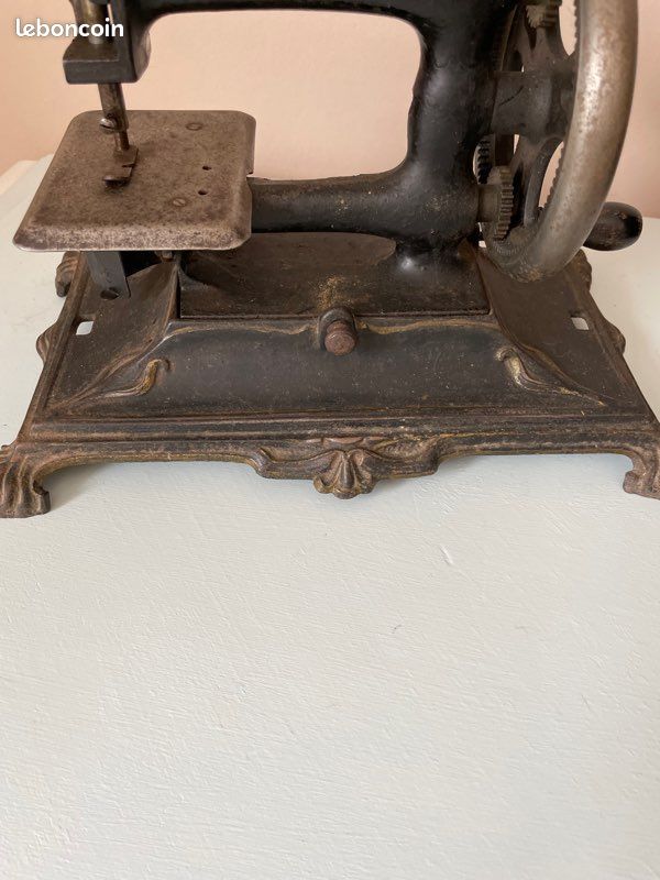 Ancienne Machine à Coudre Pour Enfant - Fonte - Paris BABY - Années 1900 - Pièces Détachées Ou Restauration