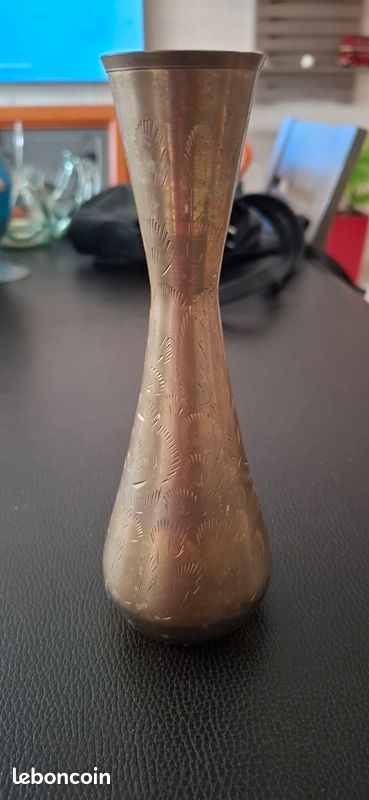 Japon Vase en bronze ciselé et incrustations