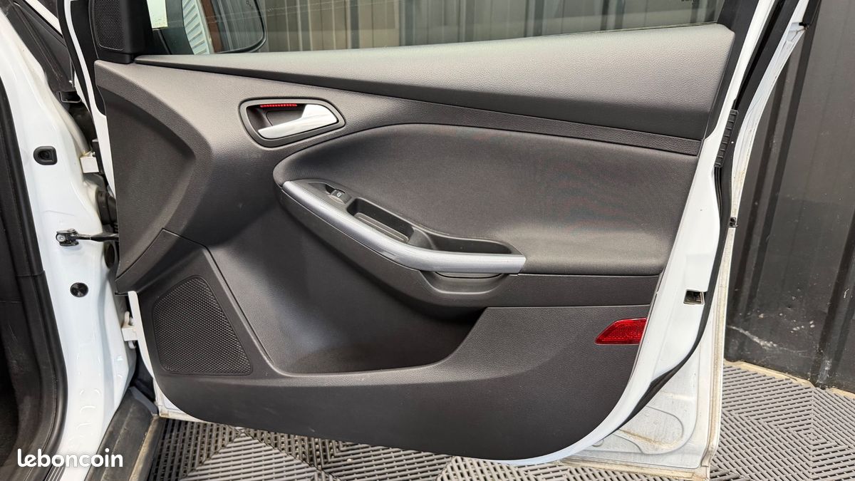 FORD FOCUS SW 1.0 ECOBOOST 125 CH TITANIUM-X START-STOP DISTRIBUTION REMPLACEe (image 31)