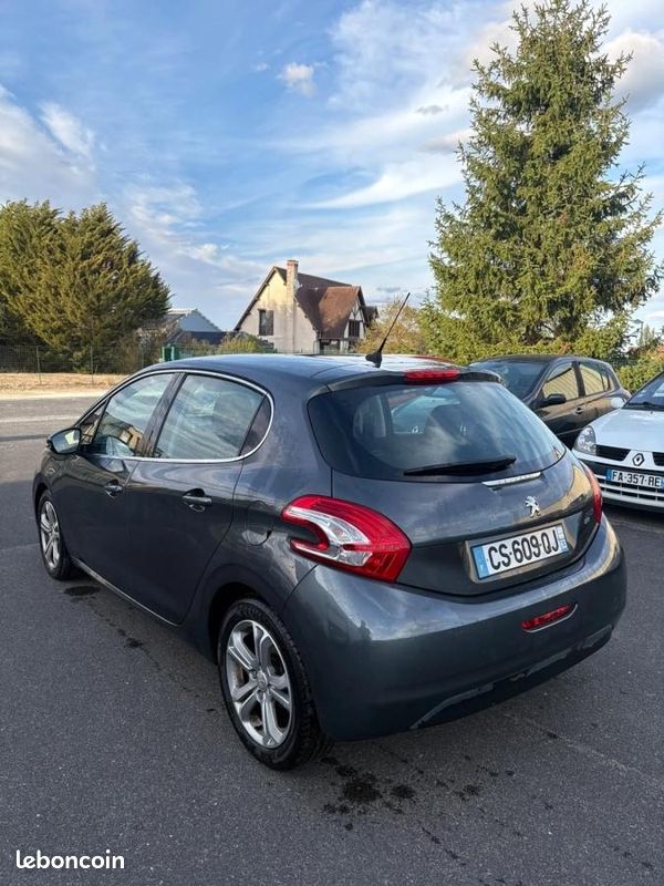 Peugeot 208 GENERATION-I 1.6 E-HDI 115 ALLURE (image 3)