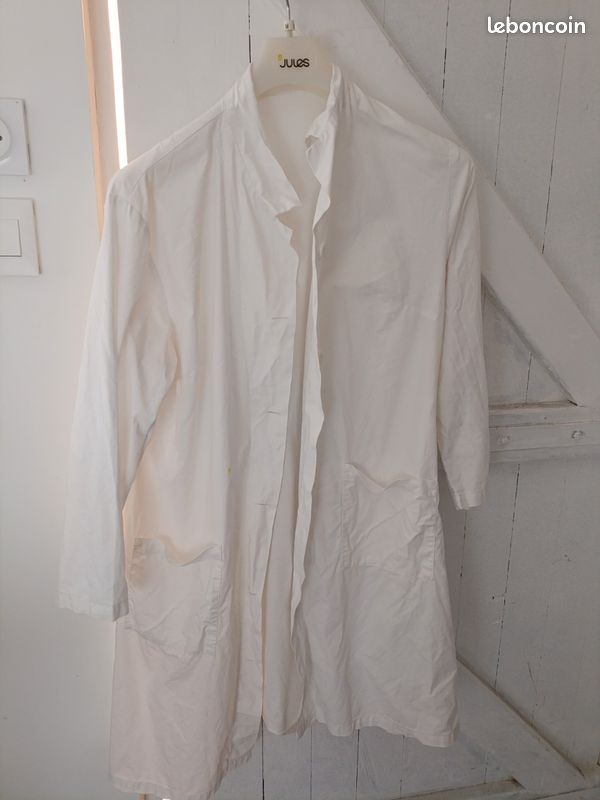 Blouse blanche coton Taille 40 il reste une tâche (image 1)