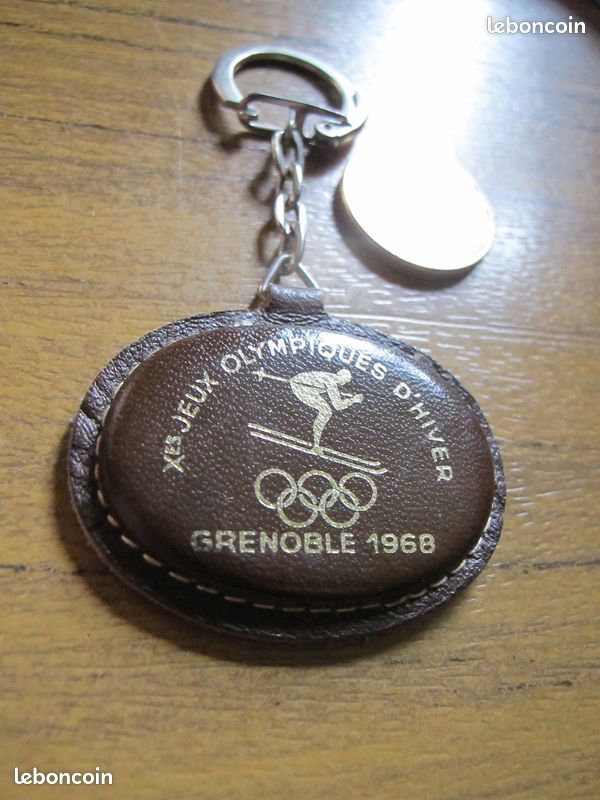 Porte clés JO de Grenoble 1968 , prix livré en suivi , LIRE (image 2)