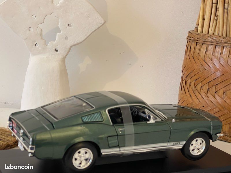 Voiture Miniature Ford Mustang GTA Fastback 1967 Maisto - Échelle 1/18, Métal, Couleur Aléatoire Avec Socle