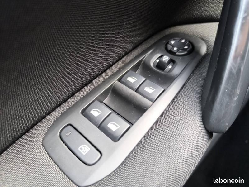 Peugeot 308 SW 1.2 PureTech 110ch Style S&S (image 28)