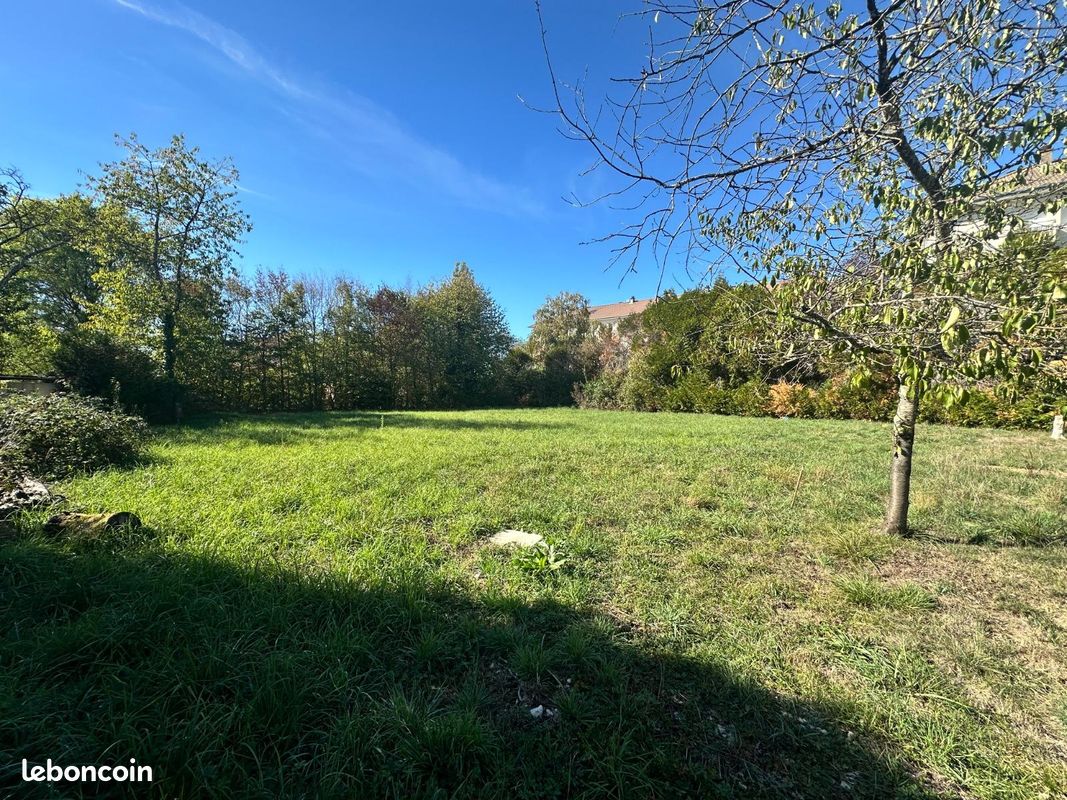 Terrain 1400 m² · à Dole · 1 400 m² · 126 000 €